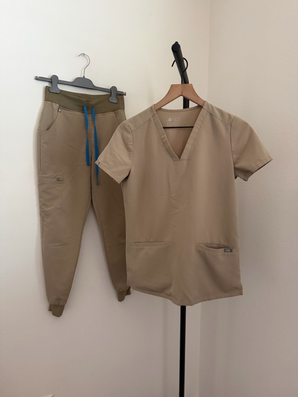 Figs Tan V-Neck sandstone three pocket jogger scrub set like new XXS/XS - Picture 5 of 10